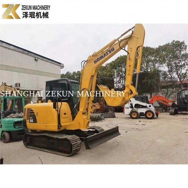 Mini escavadeira Komatsu PC56-7 com 5 toneladas de peso operacional e motor diesel durável
