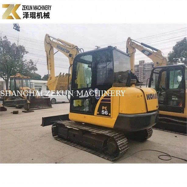 Mini escavadeira Komatsu PC56-7 com 5 toneladas de peso operacional e motor diesel durável