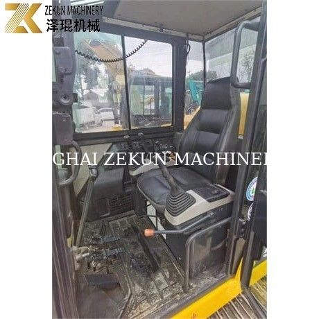 Mini escavadeira Komatsu PC56-7 com 5 toneladas de peso operacional e motor diesel durável