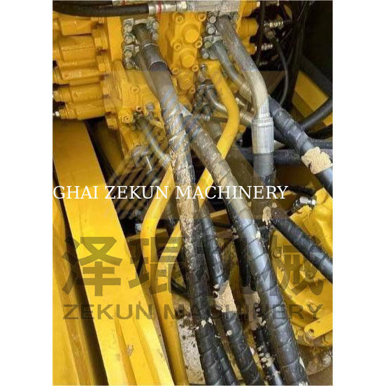 Excavadora Komatsu PC240-7 com poucas horas de trabalho 0-2000 e outro cilindro hidráulico