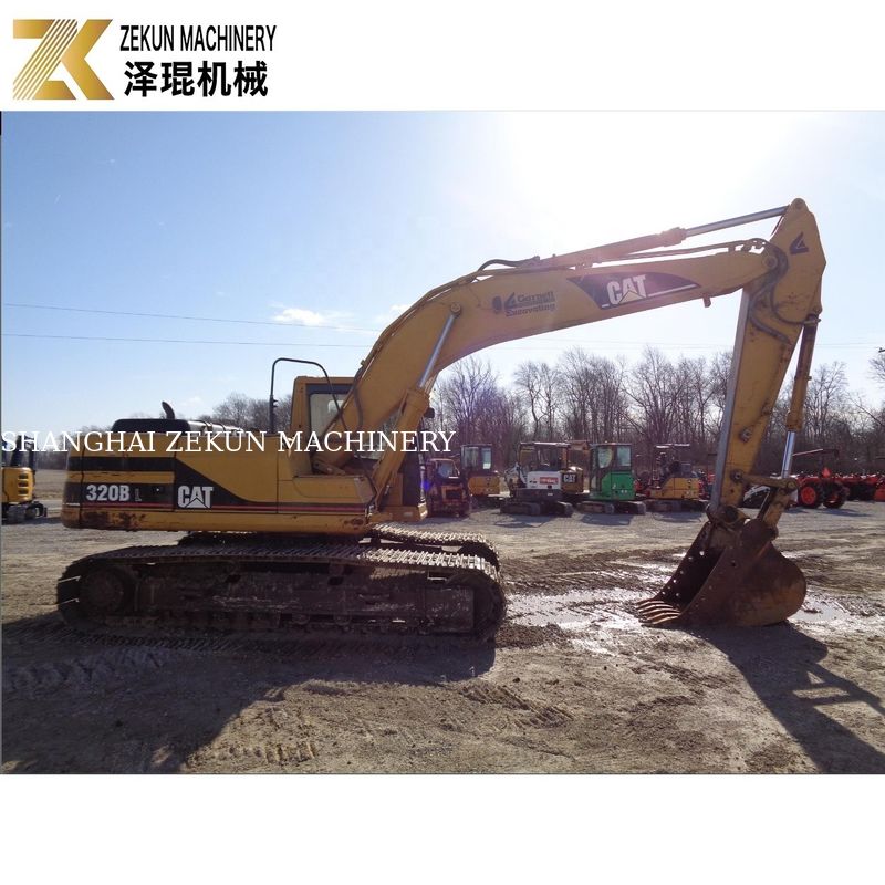 A escavação da terra tornou-se possível com a escavadora CAT 320 BL e o motor Caterpillar de 97 kW