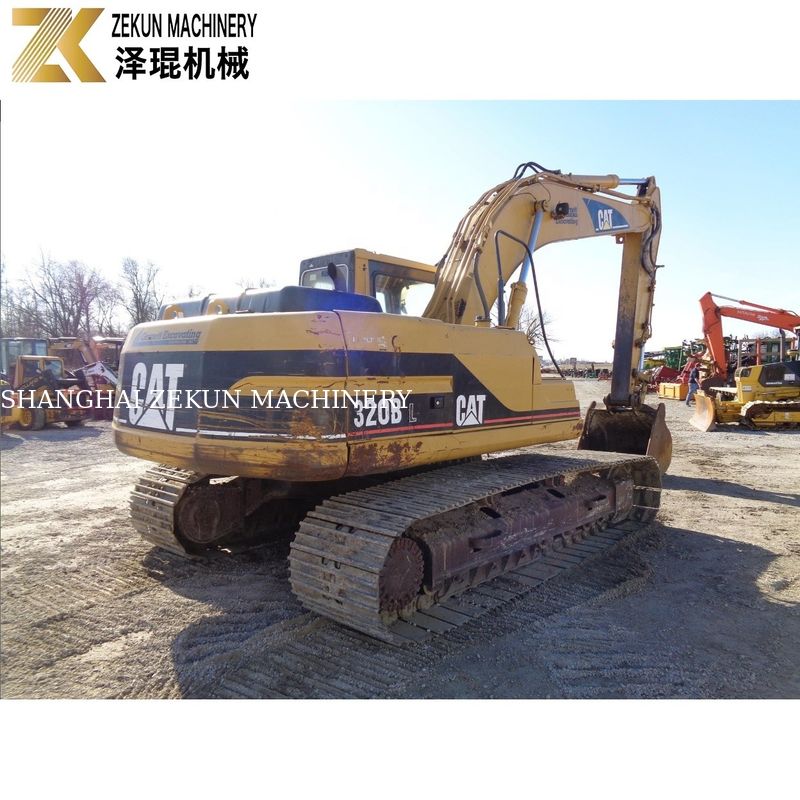 A escavação da terra tornou-se possível com a escavadora CAT 320 BL e o motor Caterpillar de 97 kW