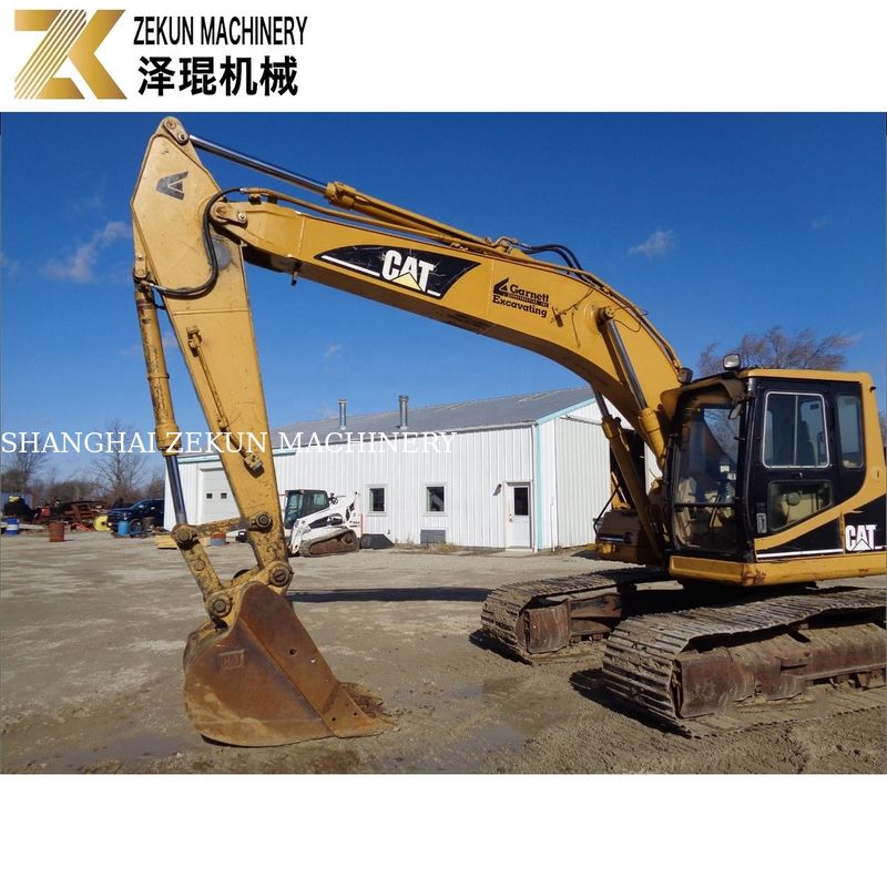 A escavação da terra tornou-se possível com a escavadora CAT 320 BL e o motor Caterpillar de 97 kW