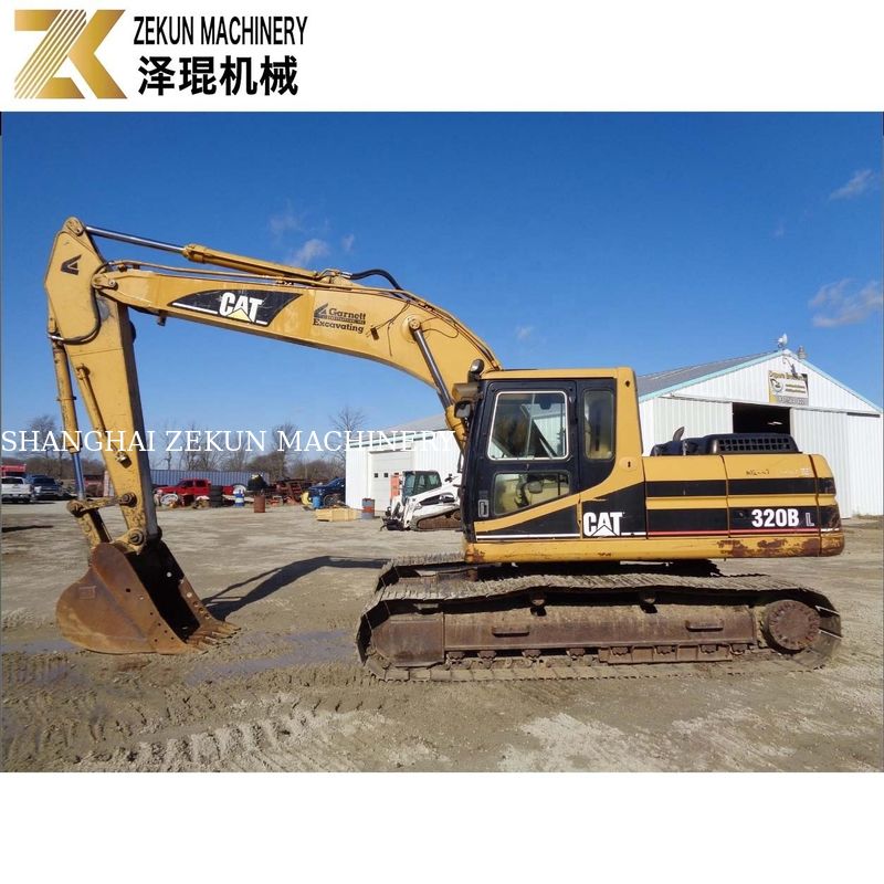 A escavação da terra tornou-se possível com a escavadora CAT 320 BL e o motor Caterpillar de 97 kW