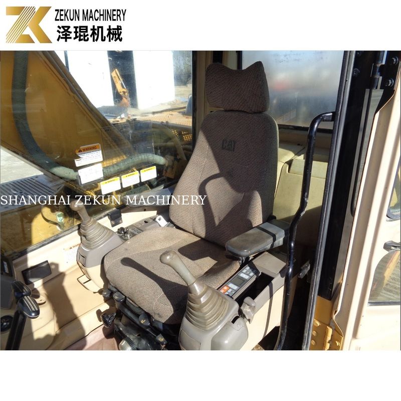 A escavação da terra tornou-se possível com a escavadora CAT 320 BL e o motor Caterpillar de 97 kW