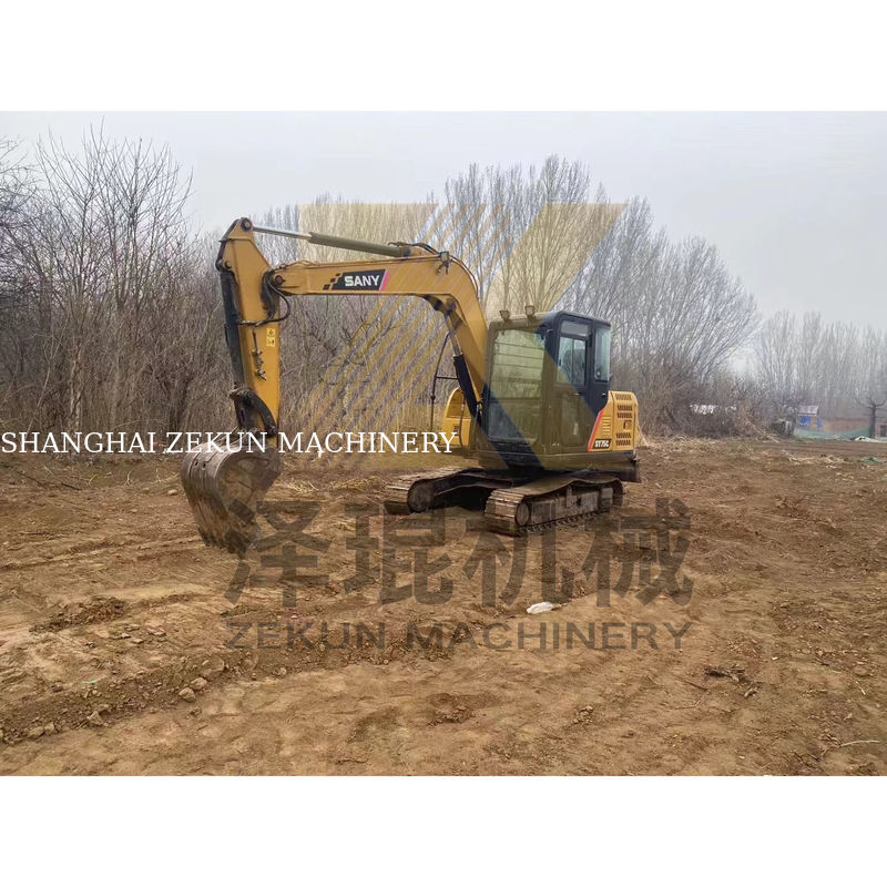 Excavadora Sany SY75C em Shanghai com 55 KW de potência e 7000 kg de peso