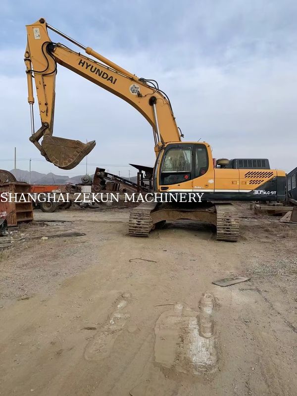 Excavadora Hyundai 305LC-9T com 17 818 horas de trabalho em excelente estado
