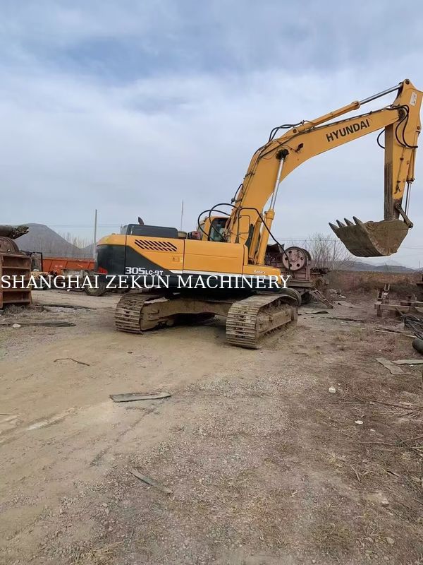 Excavadora Hyundai 305LC-9T com 17 818 horas de trabalho em excelente estado