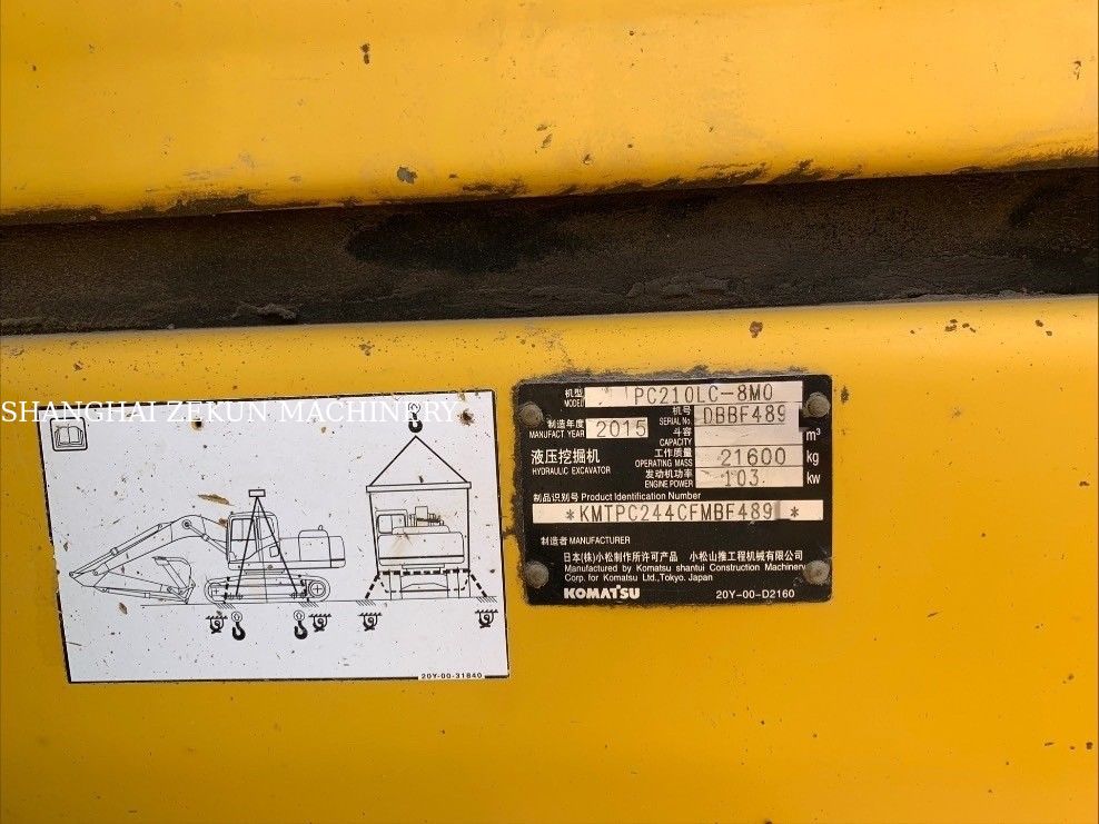 Excavadora Komatsu PC210LC-8MO 2015 com peso operacional de 100 kg e alcance máximo de escavação de 9