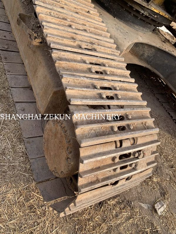 Excavadora Komatsu PC210LC-8MO 2015 com peso operacional de 100 kg e alcance máximo de escavação de 9