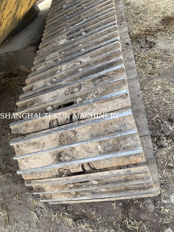 Excavadora Komatsu PC210LC-8MO 2015 com peso operacional de 100 kg e alcance máximo de escavação de 9