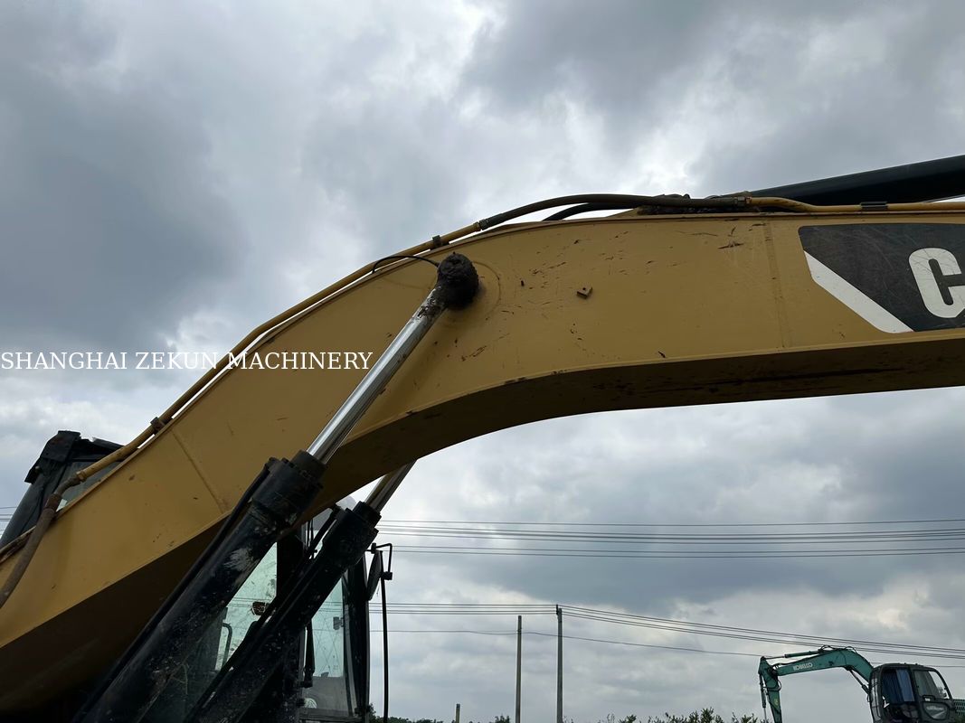 Escavadeira CAT 320D2 de 2014, 10.812 horas e vazão hidráulica de desempenho 2 × 214 L/min, velocidade de deslocamento 3,5 / 5,5 Km/h