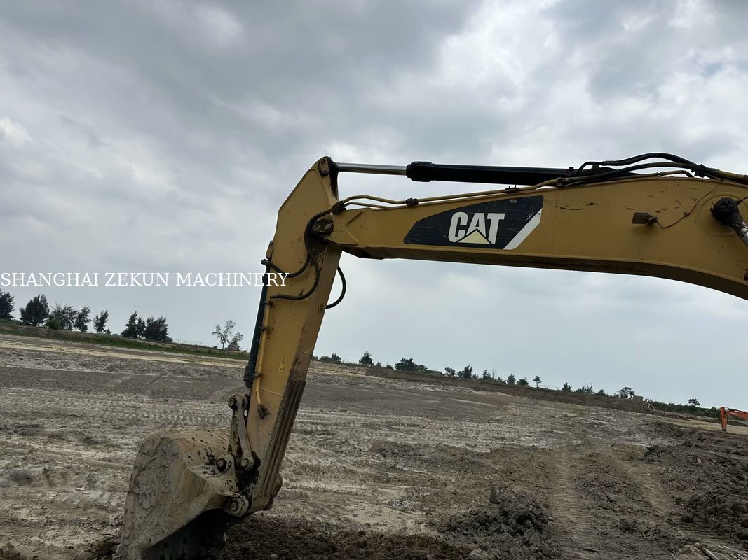 Escavadeira CAT 320D2 de 2014, 10.812 horas e vazão hidráulica de desempenho 2 × 214 L/min, velocidade de deslocamento 3,5 / 5,5 Km/h