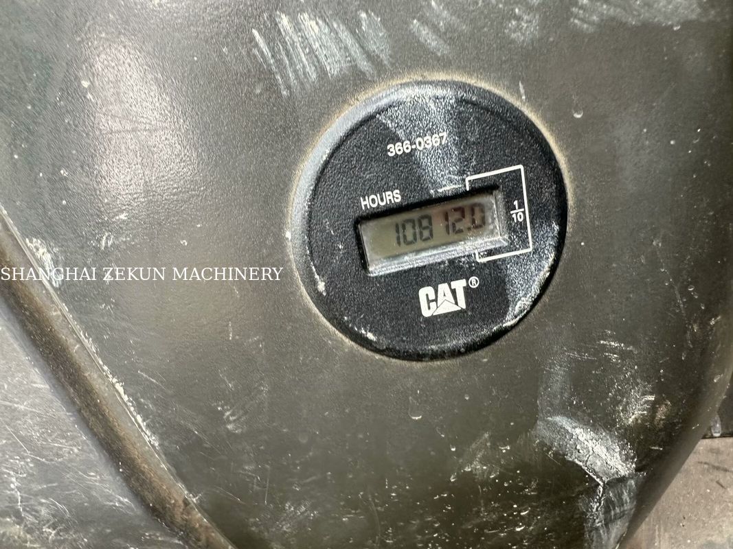 Escavadeira CAT 320D2 de 2014, 10.812 horas e vazão hidráulica de desempenho 2 × 214 L/min, velocidade de deslocamento 3,5 / 5,5 Km/h