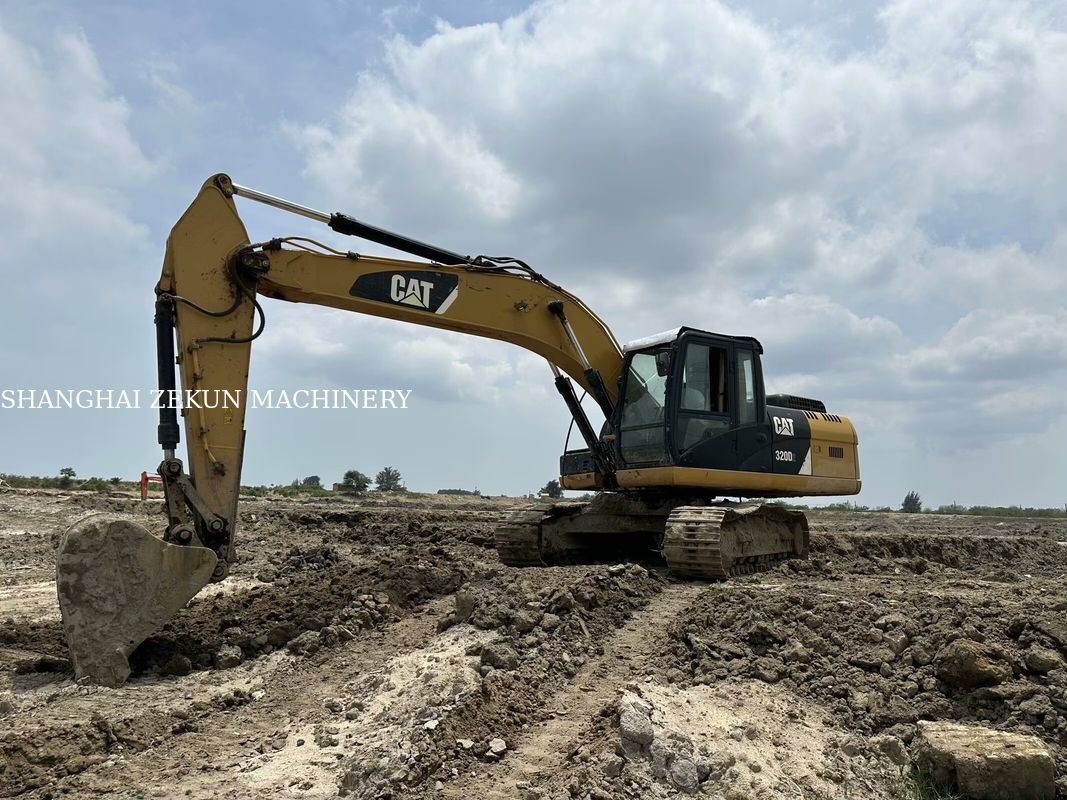 Escavadeira CAT 320D2 de 2014, 10.812 horas e vazão hidráulica de desempenho 2 × 214 L/min, velocidade de deslocamento 3,5 / 5,5 Km/h