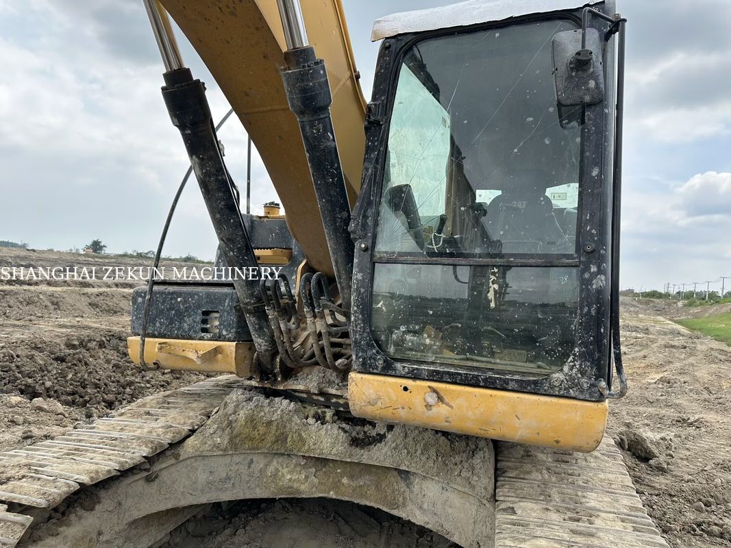 Escavadeira CAT 320D2 de 2014, 10.812 horas e vazão hidráulica de desempenho 2 × 214 L/min, velocidade de deslocamento 3,5 / 5,5 Km/h