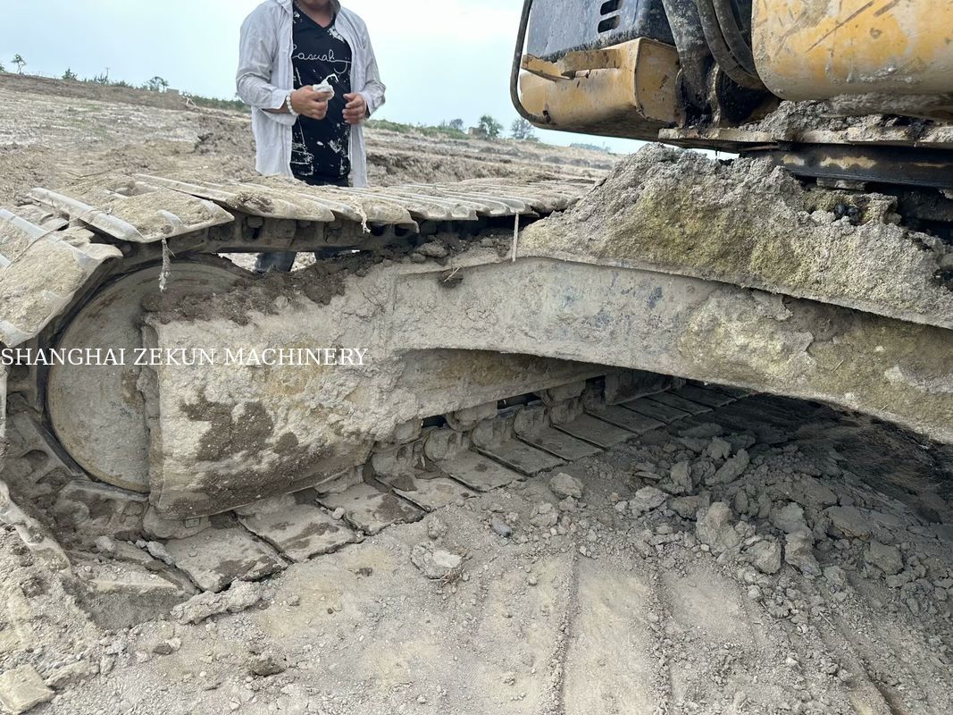 Escavadeira CAT 320D2 de 2014, 10.812 horas e vazão hidráulica de desempenho 2 × 214 L/min, velocidade de deslocamento 3,5 / 5,5 Km/h