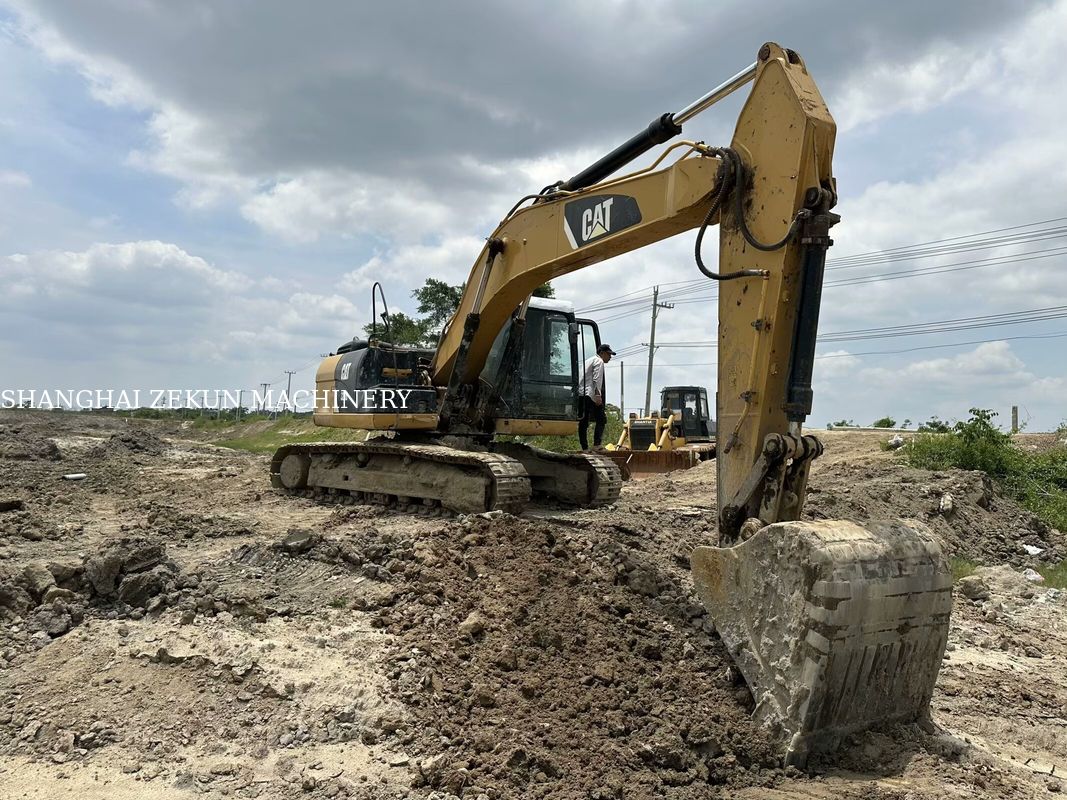 Escavadeira CAT 320D2 de 2014, 10.812 horas e vazão hidráulica de desempenho 2 × 214 L/min, velocidade de deslocamento 3,5 / 5,5 Km/h