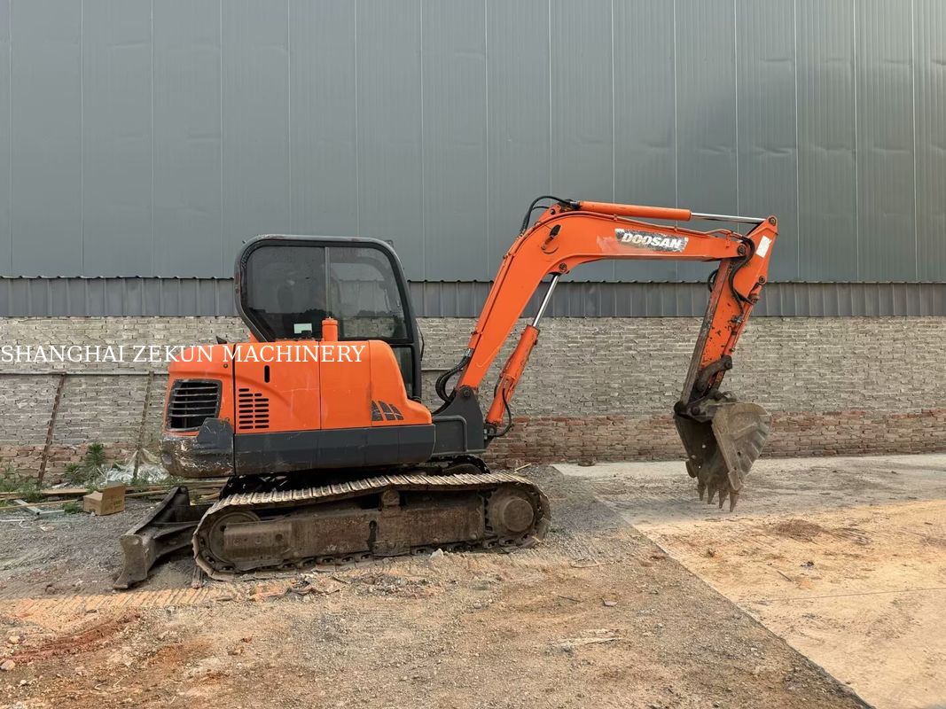 Excavadora Doosan DX60 Nível 3 Padrão de emissões Máximo alcance ao nível do solo 100 mm E desempenho