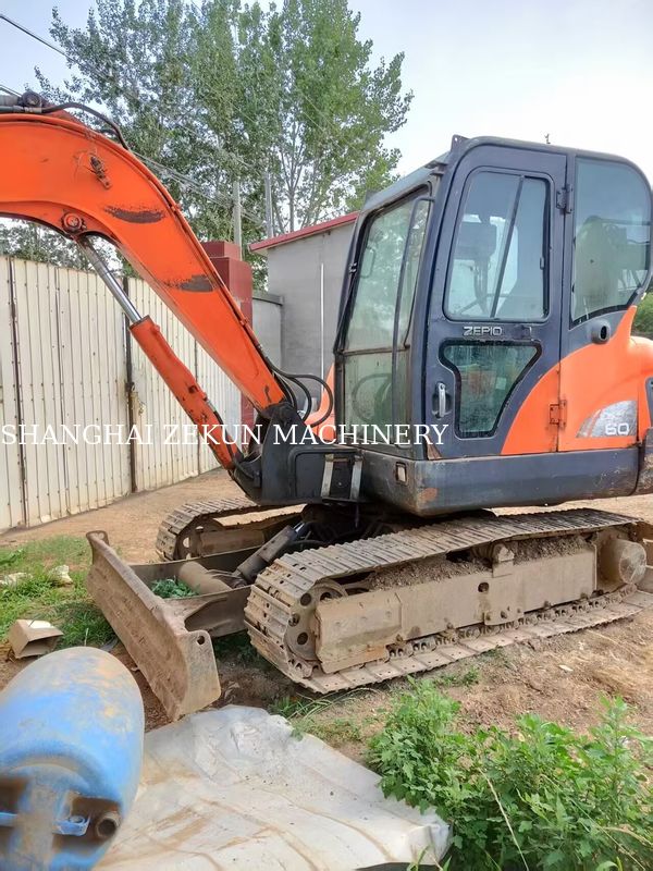 Excavadora Doosan DX60 de 2013 com pressão hidráulica de 27,5 MPa e altura máxima de escavação de 800 mm