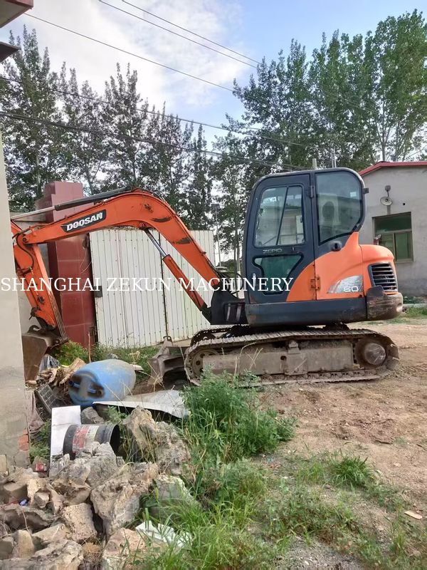 Excavadora Doosan DX60 de 2013 com pressão hidráulica de 27,5 MPa e altura máxima de escavação de 800 mm