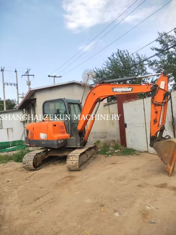 Excavadora Doosan DX60 de 2013 com pressão hidráulica de 27,5 MPa e altura máxima de escavação de 800 mm