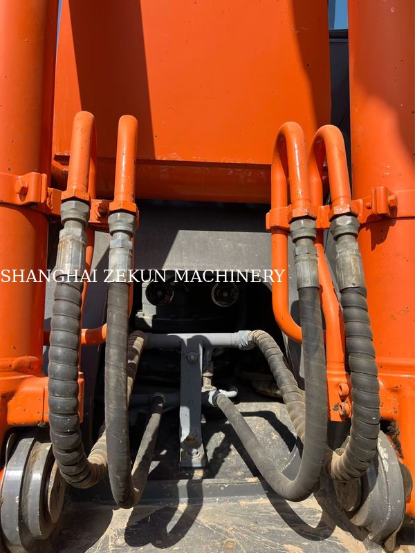 Hitachi ZX200-3G Excavator 12081hrs Velocidade de viagem 3,5 / 5,5 Km/h Cabine Características Display multifunção